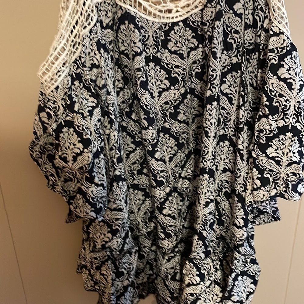 Jodifl Cold Shoulder Top - Picture 5 of 9